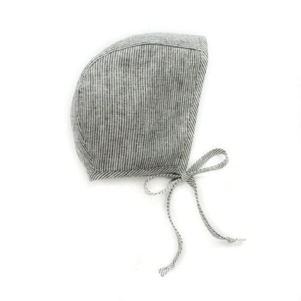 Soft gray baby bonnet with tie strings, made of cozy fabric.