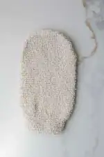 EXFOLIATING BODY SCRUB MITT FOR SKIN RENEWAL.